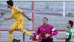 Dukla Praha - Jablonec. Obránce Dukly José Romera dává hlavi�kou gól branká�i Jablonce Michalu �pitovi