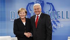 éf poslanc SPD a bývalý ministr zahranií Frank-Walter Steinmeier s Angelou Merkelovou 