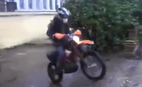 Projel se v moskevském metru na motorce, mui hrozí pokuta