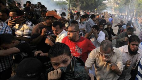 Stoupenci svrženého prezidenta Muhammada Mursího prchají před slzným plynem.