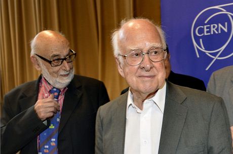 Belgický fyzik Francois Englert (vlevo) a britský fyzik Peter Higgs. 