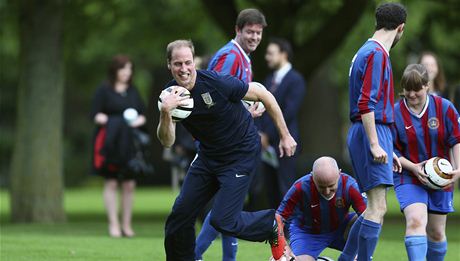 Na trávníku Buckinghamského paláce se poprvé hrál fotbal.