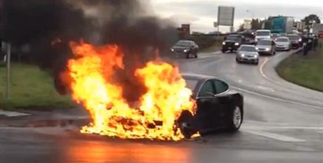 Na internetu se objevilo video s hoícím elektrickým vozem americké spolenosti Tesla.
