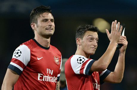 Fotbalista Arsenalu Olivier Giroud (levo) a jeho spoluhrá Mesut Özil