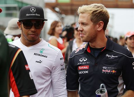 Britský pilot formule 1 Lewis Hamilton (vlevo) ze stáje Mercedes a Nmec Sebastian Vettel z Red Bullu