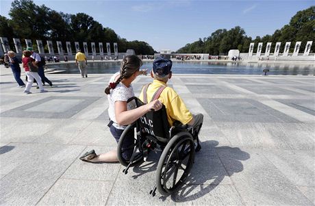 Americký veterán u památníku druhé svtové války ve Washingtonu