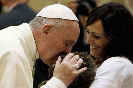 Pape Frantiek ehná handicapovanému dítti 
