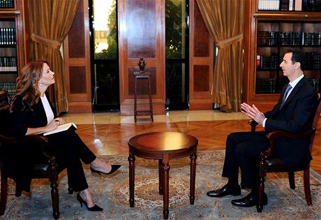 Syrský prezident Baár Asad bhem rozhovoru pro italskou televizi (záí 2013)