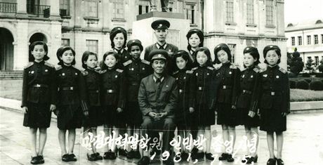 Monique (est zleva) se severokorejskmi spoluakami a uiteli ped svou kolou v Pchjongjangu (1981)