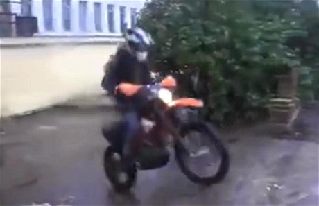 Projel se v moskevském metru na motorce, muži hrozí pokuta
