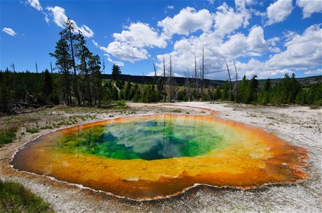 Bublající jezero v americkém Yellowstonském národním park u