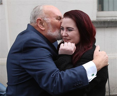 Irský senátor David Norris líbá mladou enu ped voliskou místností.