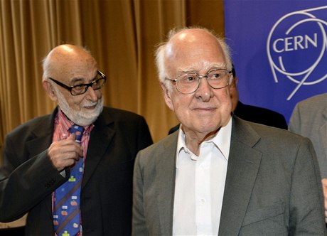 Belgický fyzik Francois Englert (vlevo) a britský fyzik Peter Higgs. 