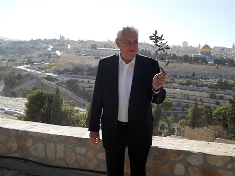 Prezident Milo Zeman navtívil v Jeruzalém Olivetskou horu, kde obdrel darem olivovou ratolest. 