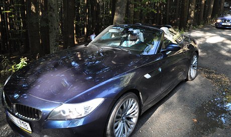 Do chránného umavského území vjela kolona luxusních BMW.