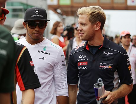 Britský pilot formule 1 Lewis Hamilton (vlevo) ze stáje Mercedes a Nmec Sebastian Vettel z Red Bullu