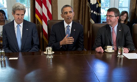 Americký prezident Barack Obama (uprosted) s ministrem zahranií Johnem Kerrym (vlevo) a námstkem ministra Ashtonem Carterem na tiskové konferenci v Bílém dom  