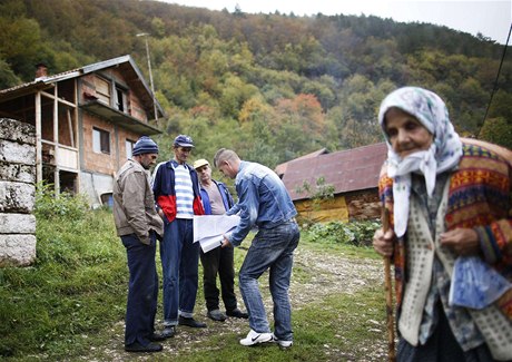 Sítací komisa Elvis Spijudi (vpravo) ve vesnici Kruev Do, leící nedaleko Srebrenice