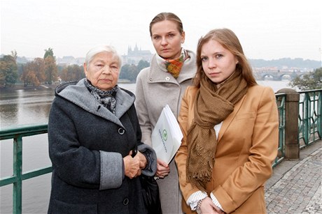 Zleva: Marija Grigorjevová (matka Taťány Paraskevičové), Lyudmila Kozlovska (prezidentka nadace Otevřený dialog) a Marija Paraskevičová (dcera Taťány Paraskevičové)