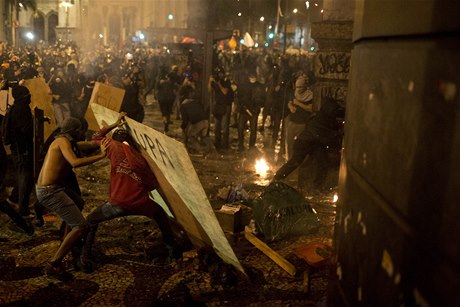 Protivládní demonstrace v Brazílii provázelo násilí