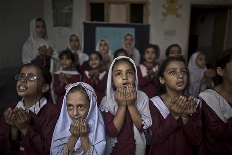Pákistánské dívky se ve kole modlí za Malalaj v den výroí jejího postelení.