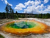 Bublající jezero v americkém Yellowstonském národním park u