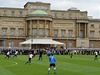 Na trávníku Buckinghamského paláce se poprvé hrál fotbal.