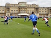 Na trávníku Buckinghamského paláce se poprvé hrál fotbal.