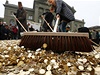 Iniciativa "2 500 frank msín pro kadého" rozdávala v centru Bernu kolemjdoucím miliony pticentových mincí.