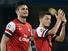 Fotbalista Arsenalu Olivier Giroud (levo) a jeho spoluhrá Mesut Özil