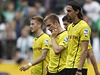 Fotbalisté Dortmundu, zleva Marco Reus, Jakub Baszczykowski a Neven Suboti