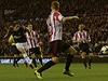 Fotbalista Manchesteru United Adnan Januzaj (vlevo) dává gól do sít Sunderlandu