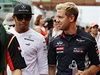 Britský pilot formule 1 Lewis Hamilton (vlevo) ze stáje Mercedes a Nmec Sebastian Vettel z Red Bullu