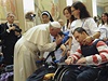 Pape Frantiek se v Assisi setkal s handicapovanými lidmi, kterým poehnal