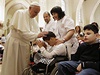Pape Frantiek ehná handicapovanému chlapci