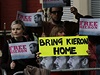 Demonstranti ádají proputní filmae a novináe Kierona Kieron Bryana, jednoho ze 30 aktivist Greenpeace, které Rusko obvinilo z pirátství