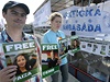 Protestuje se i v Praze. Aktivisté Greenpeace si pronajali lo na Raínov nábeí a nazvali ji "arktickou ambasádou". Akcí chtjí upozornit na vazbu uvalenou na kolegy v Rusku kvli údajnému pirátství. 