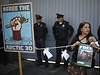 Protesty ped ruským velvyslanectvím v Mexiku. Pívrenci organizace Greenpeace chtjí upozornit na vazbu uvalenou na aktivisty v Rusku kvli údajnému pirátství, ádají jejich osvobození