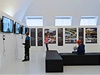 Plakáty, videa, pes 200 model. Výstava Architecture Weeku v Jiském klátee.