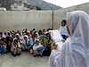 Pakistánské dti ve kole uctívají výroí postelení Malalaj.