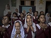 Pákistánské dívky se ve kole modlí za Malalaj v den výroí jejího postelení.