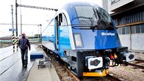 Spirit of Brno  prvn elektrick lokomotiva Taurus od Siemensu ve firemnm modroblm ntru s logem D.
