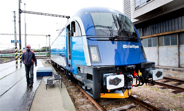 Spirit of Brno � první elektrická lokomotiva Taurus od Siemensu ve firemním modrobílém nát�ru s logem �D.