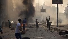 P�íznivci a odp�rci svr�eného prezidenta Mursího se st�etli v ulicích Káhiry.