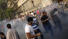 V�ichni utíkají p�ed slzným plynem, který vypustila policie.