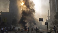 Ulice v centru Káhiry jsou zahaleny hustým dýmem.