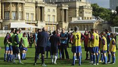 Na trávníku Buckinghamského paláce se poprvé hrál fotbal.