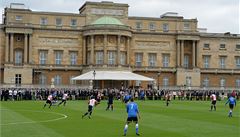 Na trávníku Buckinghamského paláce se poprvé hrál fotbal.