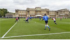 Na trávníku Buckinghamského paláce se poprvé hrál fotbal.