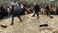 lenové hnutí za veobecný základní nepodmínný píjem vysypali ped sídlem parlamentu v Bernu osm milion pticentových mincí o váze 15 tun.